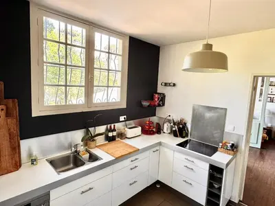 Cuisine ou kitchenette dans l'établissement Villa de caractère entre lac et mer