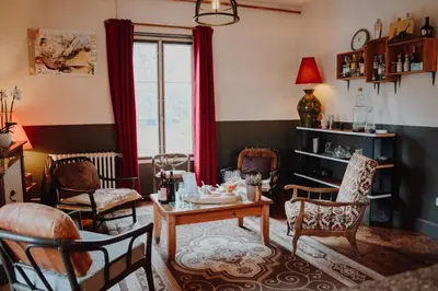 Coin salon dans l'établissement Le Baccara Lodge, véritable maison de famille avec piscine et parc