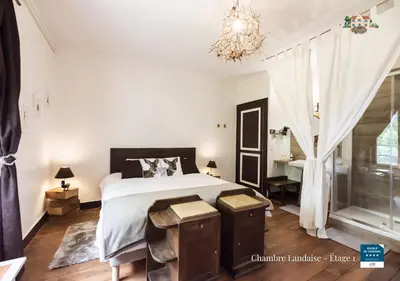 Un ou plusieurs lits dans un hébergement de l'établissement Le Baccara Lodge, véritable maison de famille avec piscine et parc