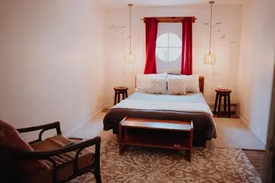 Un ou plusieurs lits dans un hébergement de l'établissement Le Baccara Lodge, véritable maison de famille avec piscine et parc