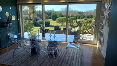 Jardin de l'établissement Superbe villa 300 m2 avec piscine et jacuzzi