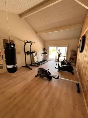 Salle ou équipements de sports de l'établissement Superbe villa 300 m2 avec piscine et jacuzzi