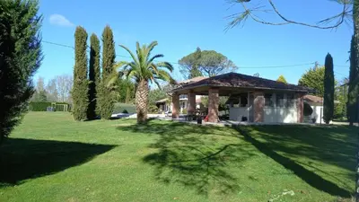 Jardin de l'établissement Superbe villa 300 m2 avec piscine et jacuzzi