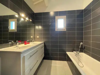 Salle de bains dans l'établissement Harria