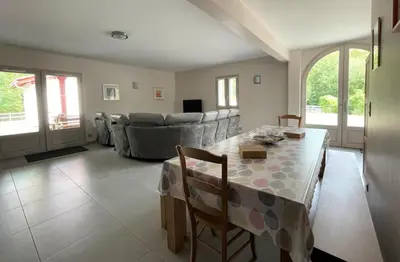 Coin salon dans l'établissement Harria