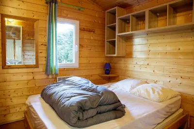 Un ou plusieurs lits dans un hébergement de l'établissement Chalet 213 en lisière de forêt