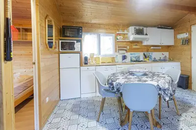 Cuisine ou kitchenette dans l'établissement Chalet 213 en lisière de forêt