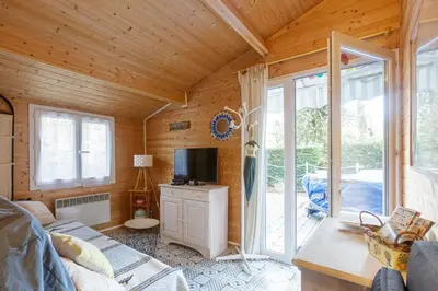 Télévision ou salle de divertissement dans l'établissement Chalet 213 en lisière de forêt