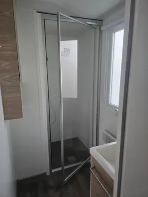 Salle de bains dans l'établissement Mobil home 8 personnes Gastes