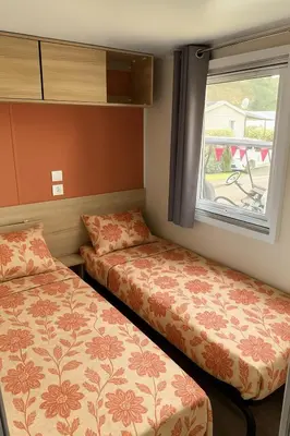 Un ou plusieurs lits dans un hébergement de l'établissement Mobil-home 565 tout confort camping SIBLU 4 étoiles