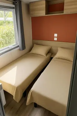 Un ou plusieurs lits dans un hébergement de l'établissement Mobil-home 565 tout confort camping SIBLU 4 étoiles