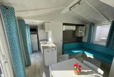 Cuisine ou kitchenette dans l'établissement Mobil home G107 Camping les VIGNES Lit-et-Mixe