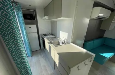 Cuisine ou kitchenette dans l'établissement Mobil home G107 Camping les VIGNES Lit-et-Mixe