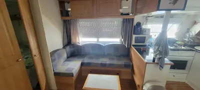 Cuisine ou kitchenette dans l'établissement Mobil-home climatisé 4 pers 2 chambres
