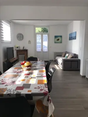 Coin salon dans l'établissement Maison Arcachon avec jardin