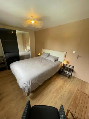 Un ou plusieurs lits dans un hébergement de l'établissement maison au calme sur le golf avec piscine privée