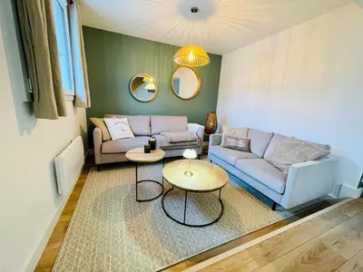 Coin salon dans l'établissement maison au calme sur le golf avec piscine privée
