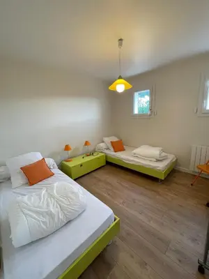 Un ou plusieurs lits dans un hébergement de l'établissement maison au calme sur le golf avec piscine privée