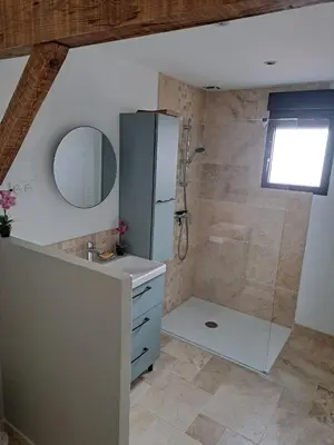 Salle de bains dans l'établissement Maison style chalet