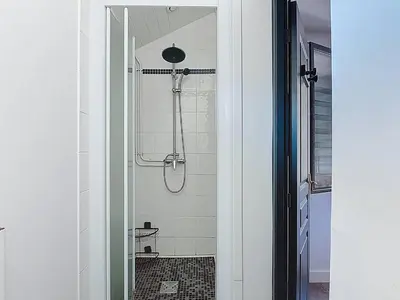 Salle de bains dans l'établissement Villa à Vieux-Boucau pour 10 pers, proche océan, avec terrasse - FR-1-857-4
