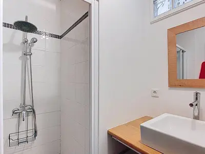 Salle de bains dans l'établissement Villa à Vieux-Boucau pour 10 pers, proche océan, avec terrasse - FR-1-857-4