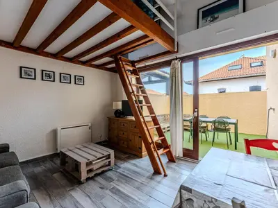Coin salon dans l'établissement Charmant appartement 4 pers, parking, Wi-Fi, proche océan - FR-1-521-263