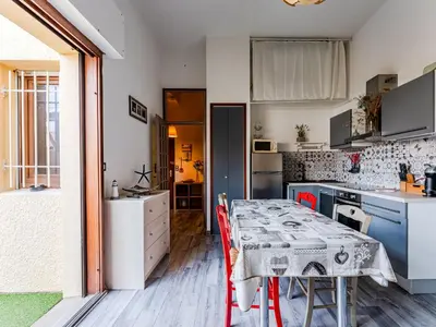 Cuisine ou kitchenette dans l'établissement Charmant appartement 4 pers, parking, Wi-Fi, proche océan - FR-1-521-263