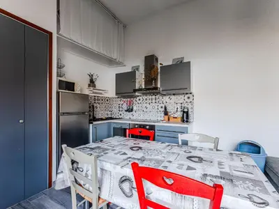 Cuisine ou kitchenette dans l'établissement Charmant appartement 4 pers, parking, Wi-Fi, proche océan - FR-1-521-263