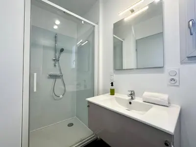Salle de bains dans l'établissement Le Grenat
