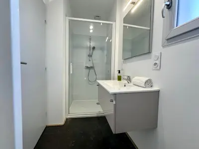 Salle de bains dans l'établissement Le Grenat