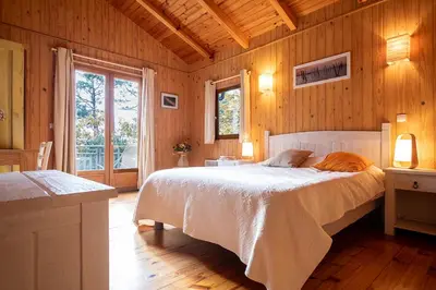 Un ou plusieurs lits dans un hébergement de l'établissement Ravissante villa tout bois avec piscine chauffée