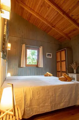 Un ou plusieurs lits dans un hébergement de l'établissement Ravissante villa tout bois avec piscine chauffée
