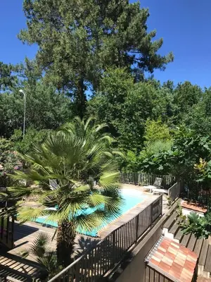 Piscine de l'établissement Ravissante villa tout bois avec piscine chauffée ou située à proximité