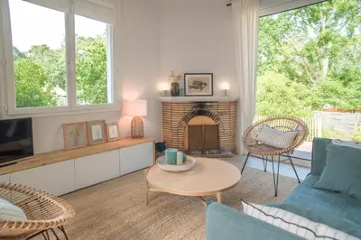 Coin salon dans l'établissement Villa sous les pins, havre de paix au Pyla