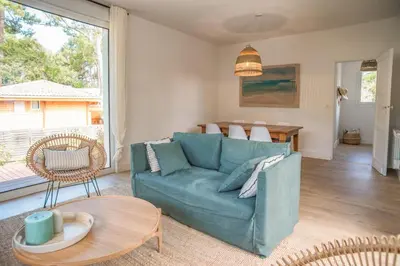 Coin salon dans l'établissement Villa sous les pins, havre de paix au Pyla
