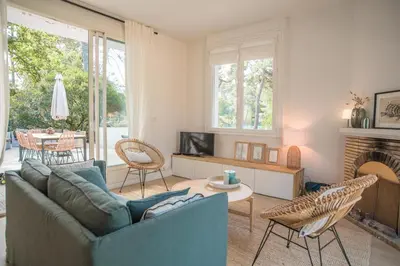 Coin salon dans l'établissement Villa sous les pins, havre de paix au Pyla