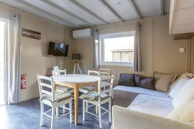 Télévision ou salle de divertissement dans l'établissement Chalet 809 tout confort en lisière de forêt