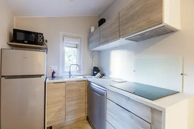 Cuisine ou kitchenette dans l'établissement Mobil home 408 tout confort