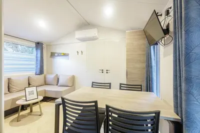 Coin salon dans l'établissement Mobil home 408 tout confort