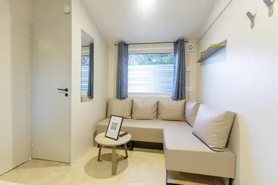 Coin salon dans l'établissement Mobil home 408 tout confort