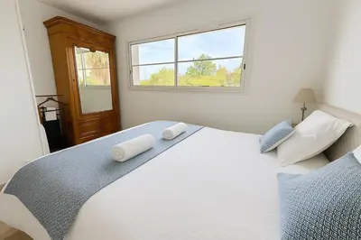 Un ou plusieurs lits dans un hébergement de l'établissement Villa Plain Air piscine chauffée à une minute de l'eau