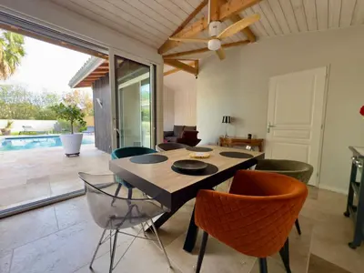 Coin salon dans l'établissement Villa Plain Air piscine chauffée à une minute de l'eau