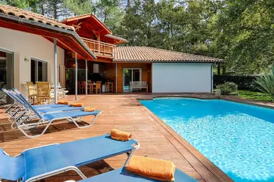 Piscine de l'établissement Demeure d'exception sur le Golf De Biscarrosse avec piscine chauffée ou située à proximité