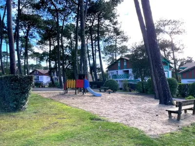 Aire de jeux pour enfants de l'établissement Appartement T2 avec terrasse et jardin privatif - FR-1-379-185