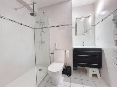 Salle de bains dans l'établissement Appartement T2 avec terrasse et jardin privatif - FR-1-379-185