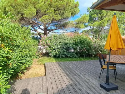 Jardin de l'établissement Maison agréable à Biscarrosse avec terrasse et parking - FR-1-521-262