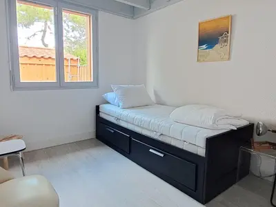 Un ou plusieurs lits dans un hébergement de l'établissement Maison agréable à Biscarrosse avec terrasse et parking - FR-1-521-262