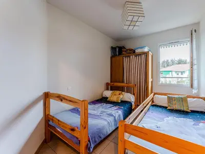 Un ou plusieurs lits dans un hébergement de l'établissement Appartement charmant avec piscine au 1er étage, proche centre et lac, 4 personnes - FR-1-521-265