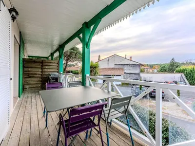 Balcon ou terrasse dans l'établissement Appartement charmant avec piscine au 1er étage, proche centre et lac, 4 personnes - FR-1-521-265