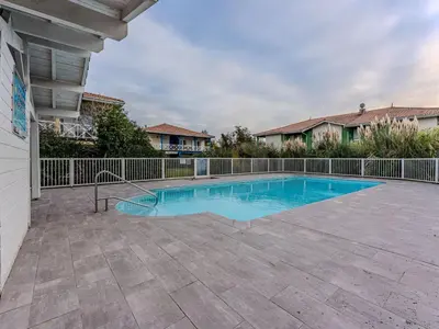 Piscine de l'établissement Appartement charmant avec piscine au 1er étage, proche centre et lac, 4 personnes - FR-1-521-265 ou située à proximité